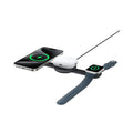 Cargador Anker MagGo 3 en 1 desplegado con teléfono, audífonos y reloj ilustrativos