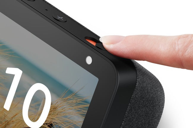 Echo Show 5 reproduciendo música de Amazon Music con letras en pantalla