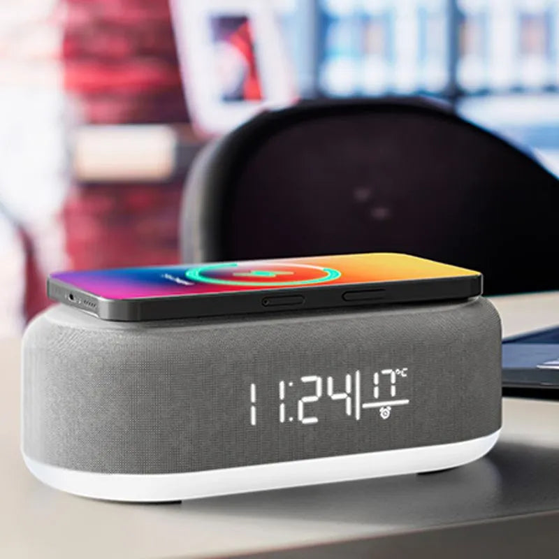 Parlante Xtech Gilmour con reloj digital junto a una computadora ilustrativa