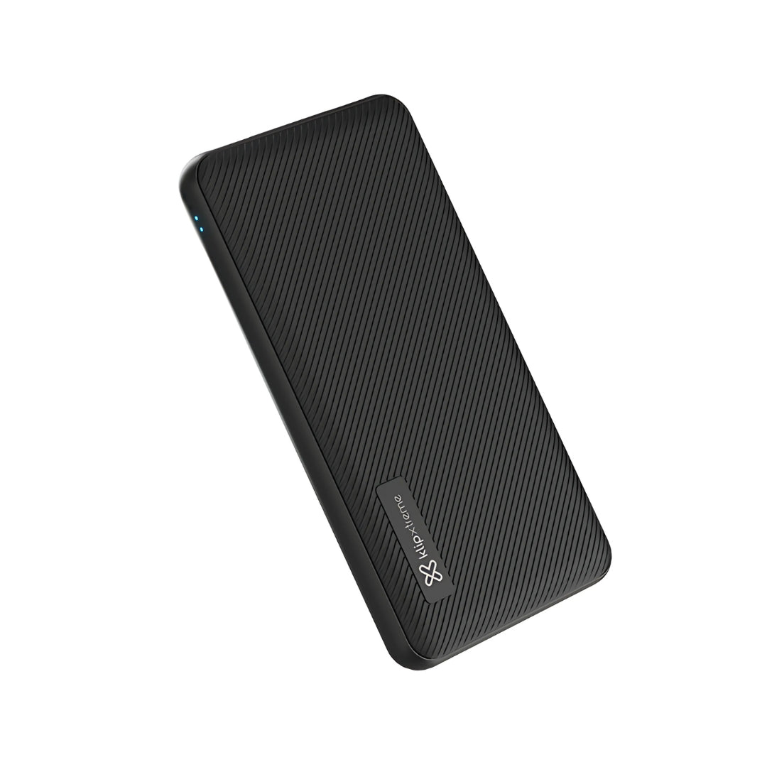 Power bank Klip Xtreme KPB-250 de 5000 mAh junto a un teléfono celular