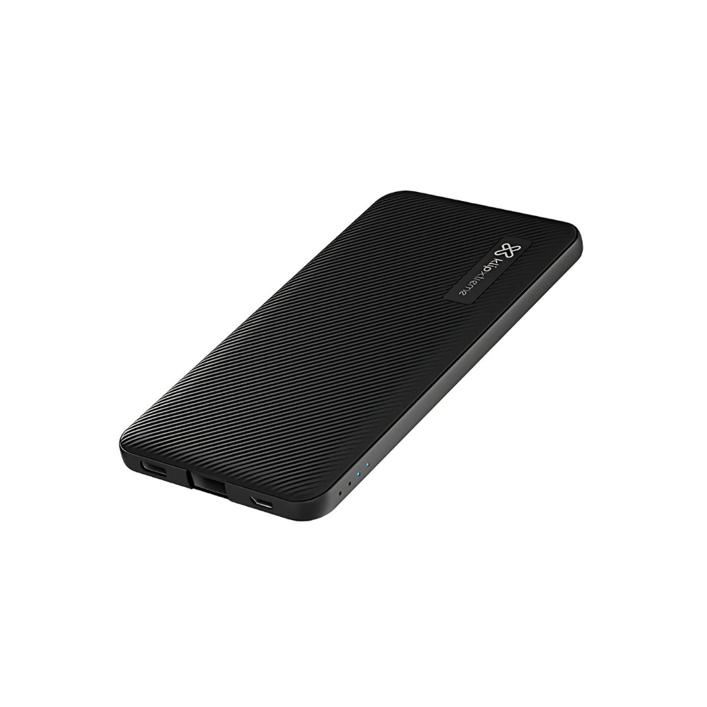Power bank Klip Xtreme KPB-250 de 5000 mAh cargando un teléfono