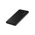 Power bank Klip Xtreme KPB-250 de 5000 mAh cargando un teléfono