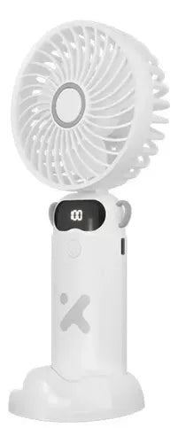 Vista frontal del mini ventilador Xtech XTA-900 blanco sobre su base