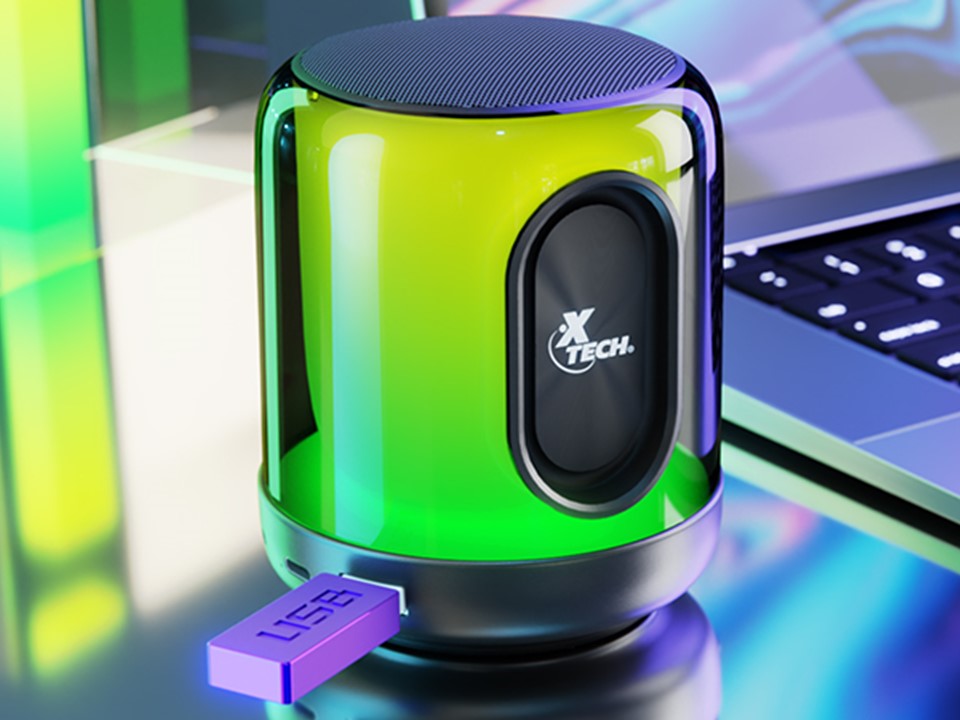 Parlante Xtech BeatWave con una memoria USB conectada para ilustrar su puerto