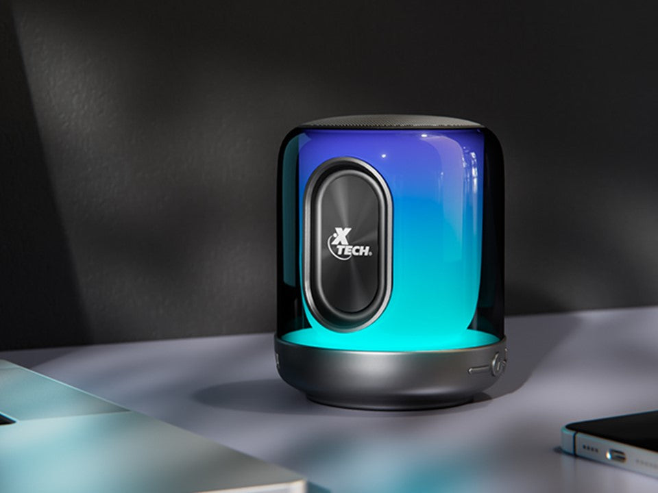 Parlante portátil Xtech BeatWave XTS-617 con iluminación LED azul y turquesa