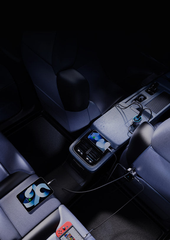 Cargador para auto Klip Xtreme KCC-100 con panel de extensión en el interior de un vehículo