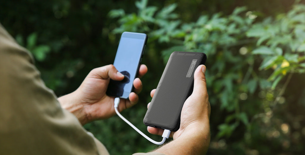 Power bank Klip Xtreme KPB-250 de 5000 mAh conectado a un teléfono