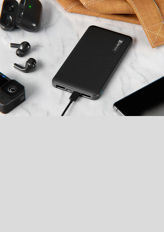 Batería portátil Klip Xtreme PowerCell Plus KPB-500 cargando un teléfono dentro de un automóvil