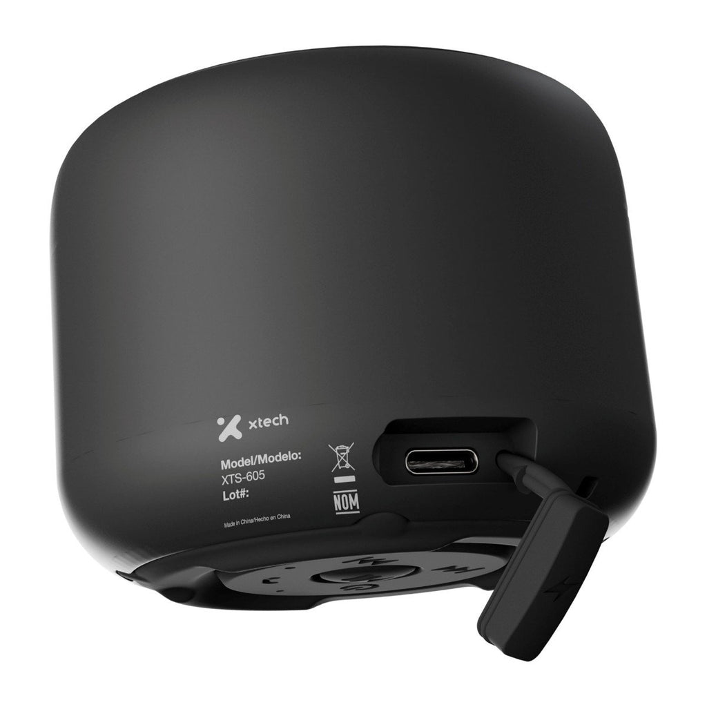 Parlante Xtech Allman XTS-605 Bluetooth portátil en uso al aire libre