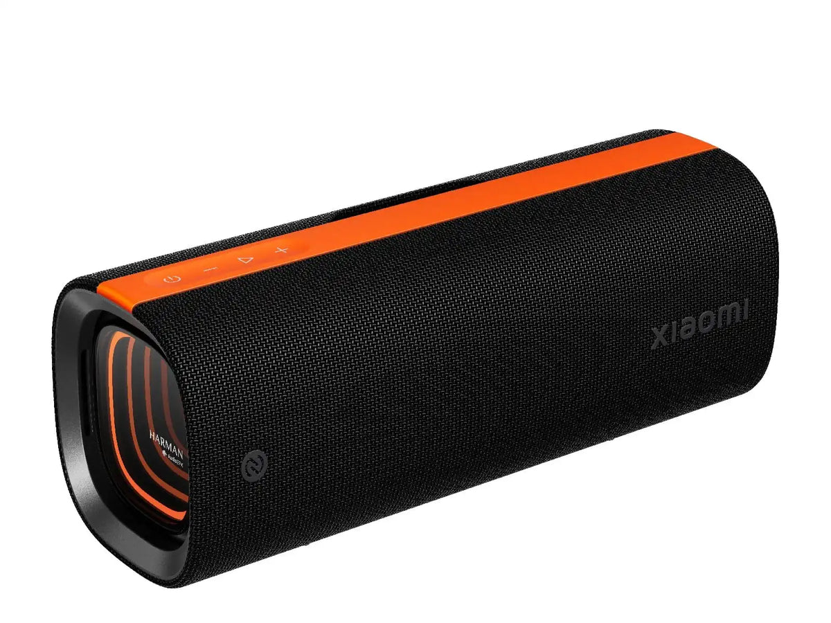 Parlante Xiaomi Sound Party portátil negro con asa integrada y detalles naranja