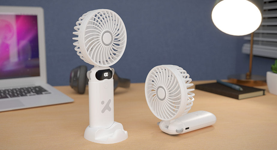 Ventilador Xtech XTA-900 en posición vertical y plegada sobre un escritorio