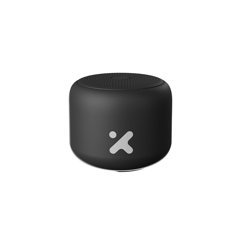 Parlante portátil Xtech Allman XTS-605 junto a un teléfono celular