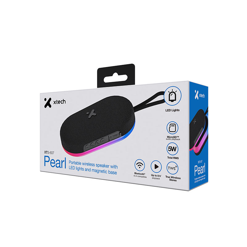 Parlante portátil Xtech Pearl XTS-607 con luces LED sobre un escritorio