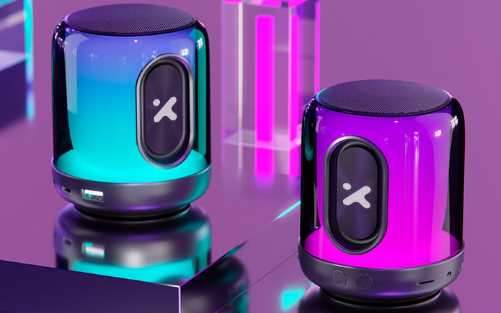 Dos parlantes Xtech BeatWave con luces LED en imagen ilustrativa de conexión estéreo