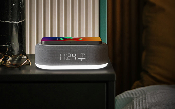 Xtech Gilmour en una mesa de noche con luz integrada y teléfono ilustrativo