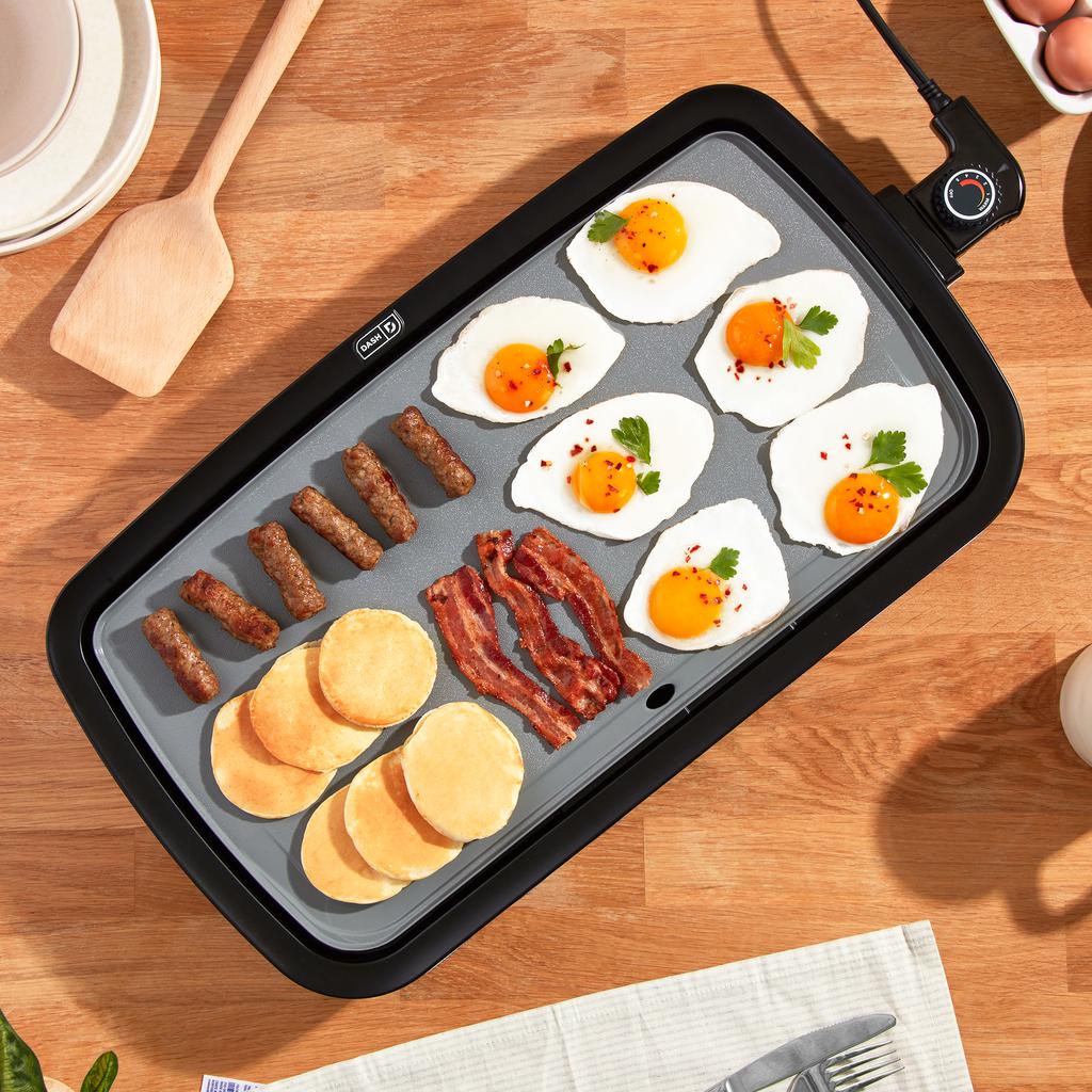 Carne, pimientos y tortillas dorándose en el comal eléctrico DASH