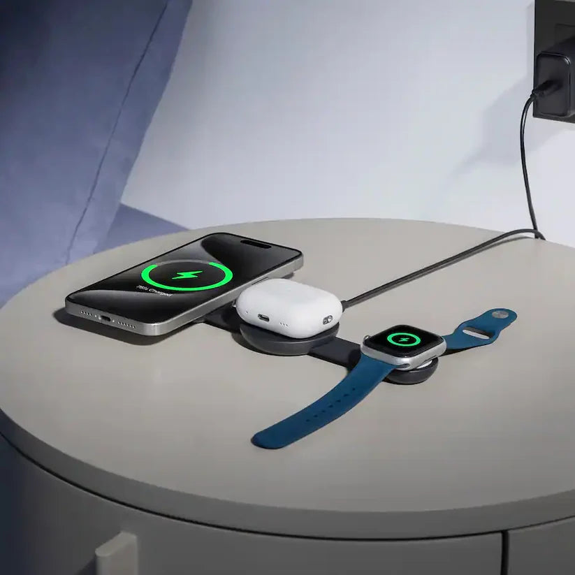 Cargador Anker MagGo 3 en 1 sobre una mesa con dispositivos ilustrativos