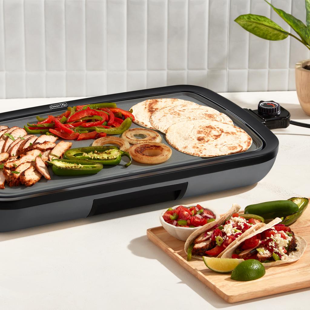 Parrilla eléctrica DASH cocinando pollo, pimientos, cebolla y tortillas para fajitas