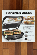 Caja del producto Hamilton Beach 3 en 1 Indoor Grill, Panini Press y Sandwich Maker con sellos de BPA FREE