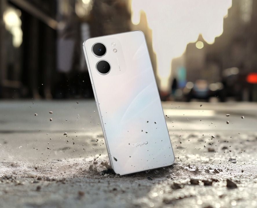 Imagen promocional de la parte posterior del OPPO A5x blanco sobre una superficie con partículas