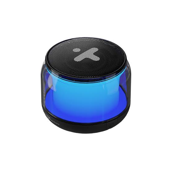 Bocina Bluetooth Xtech Halen negra con iluminación LED azul sobre fondo blanco