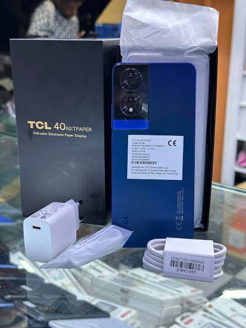 TCL 40 NXTPAPER azul junto a su caja, cargador y cable
