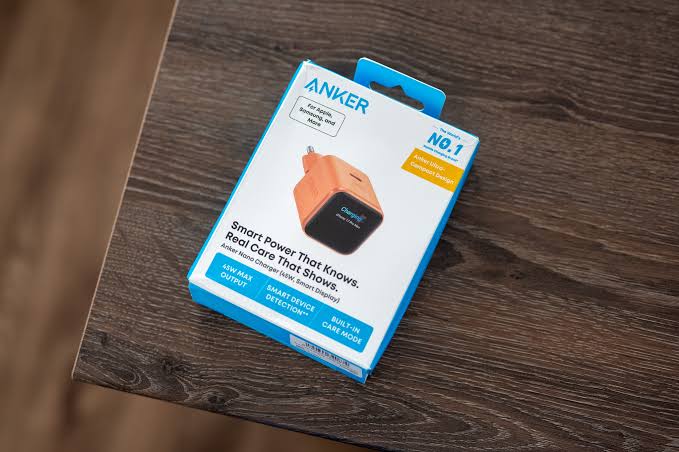 Cargador Anker blanco con pantalla digital