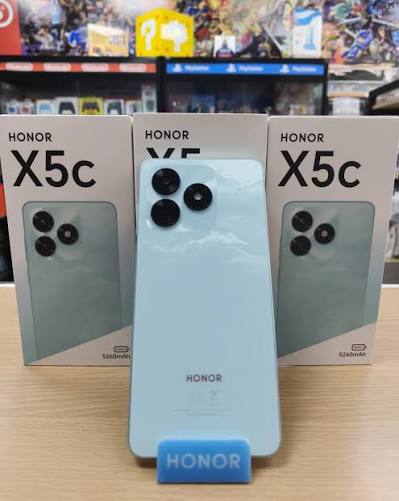 Vista posterior del HONOR X5c en tono claro junto a sus cajas