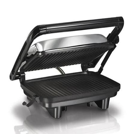 Hamilton Beach 3 en 1 con acabado plateado, vista del asa y placas de grill