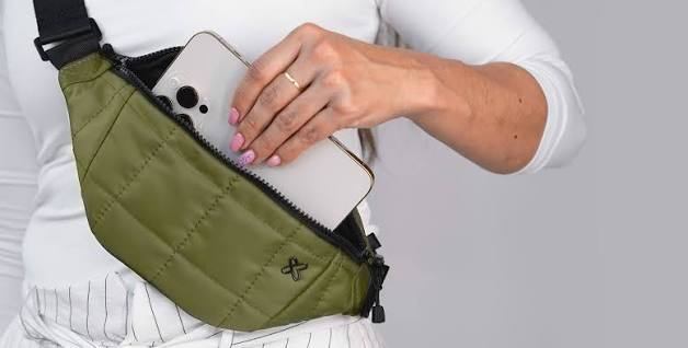 Cangurera Klip Xtreme verde olivo con compartimento interior y cierre